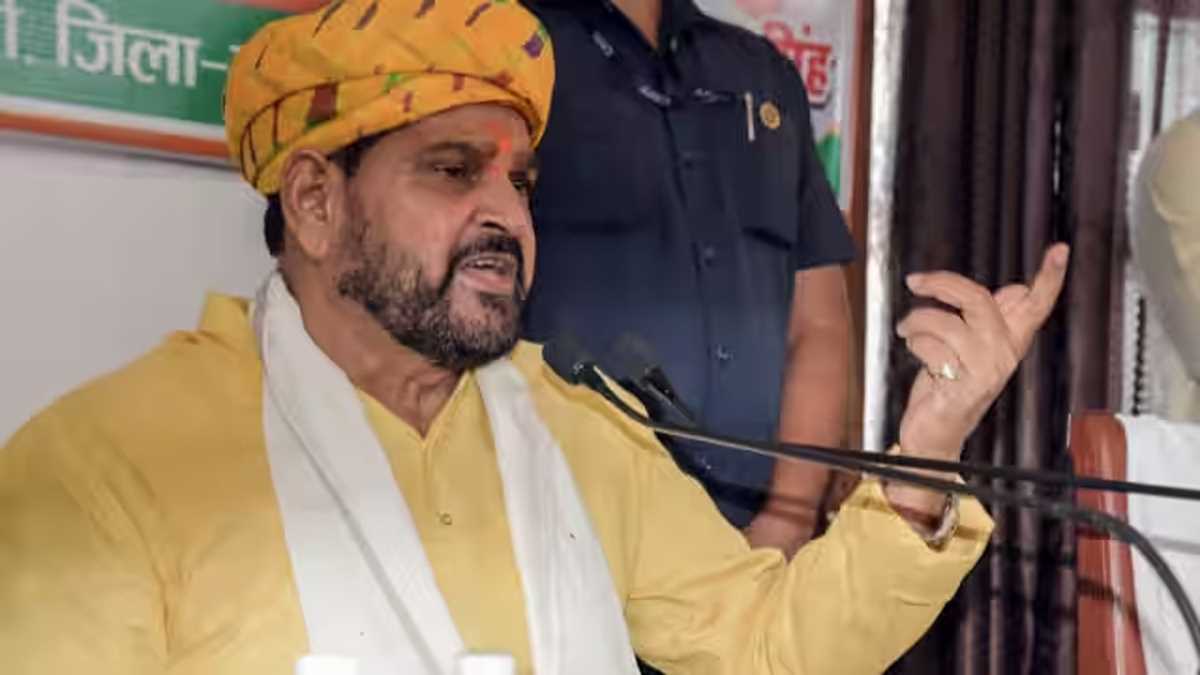 गोंडा में बृजभूषण शरण सिंह के घर पहुंची दिल्ली पुलिस, 12 लोगों के बयान दर्ज किए